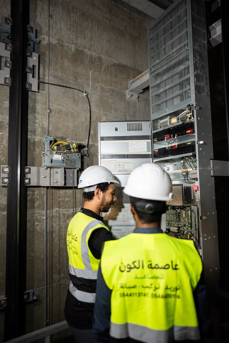 فريقنا يضبط لوحة التحكم داخل البئر — عاصمة الكون للمصاعد